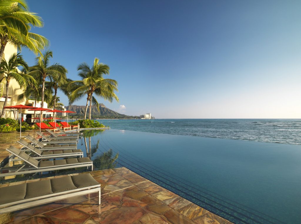 best place to stay in waikiki - sheraton infinity edge pool